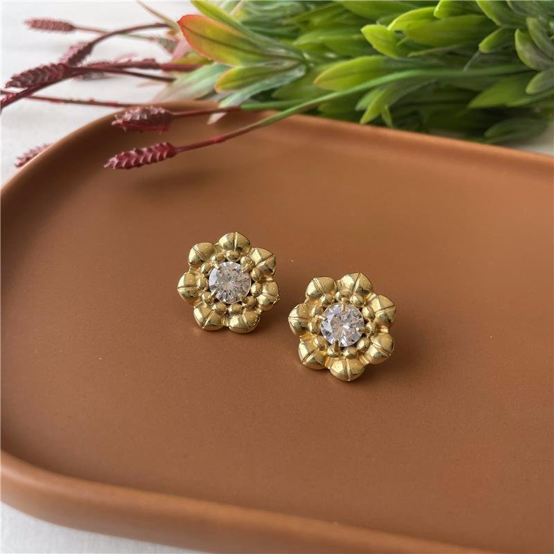 BRINCO FLOR CRISTAL OURO 18K