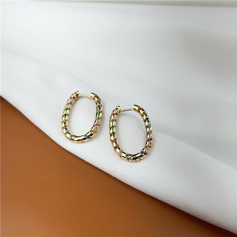 BRINCO ARGOLA OVAL DETALHES COLOR OURO 18K