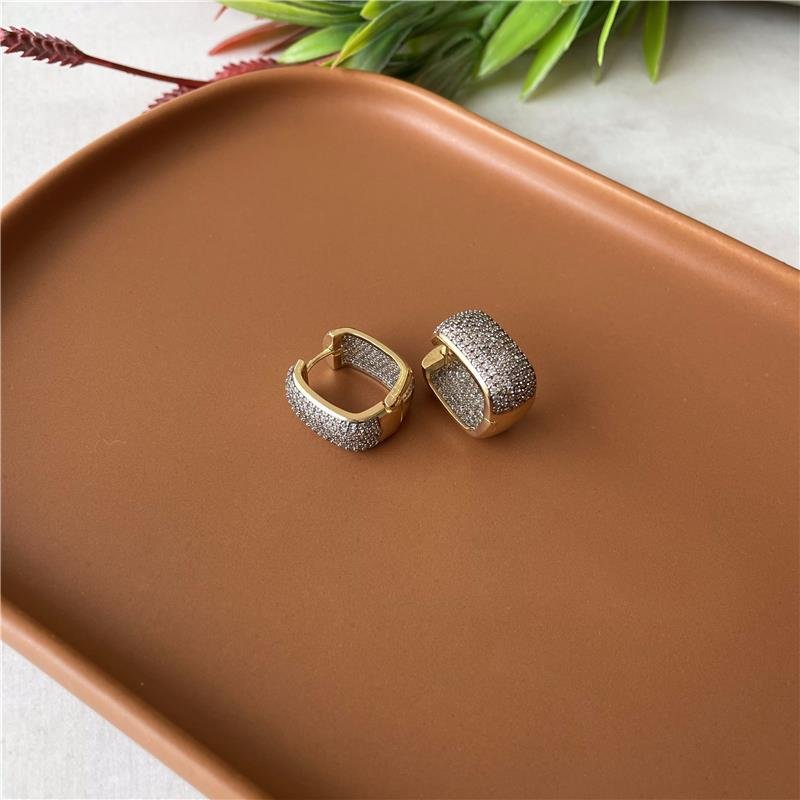 BRINCO ARGOLA CRAVEJADA DENTRO E FORA OURO18K