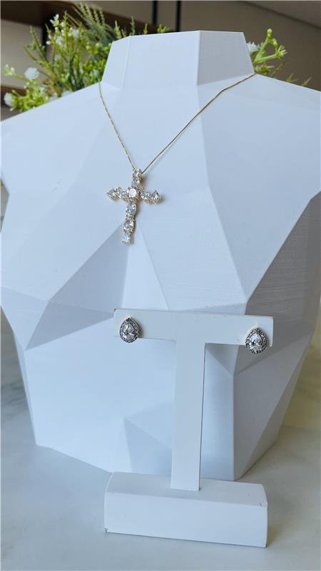 COLAR CRUZ CRAVEJADA CRISTAIS OURO 18K