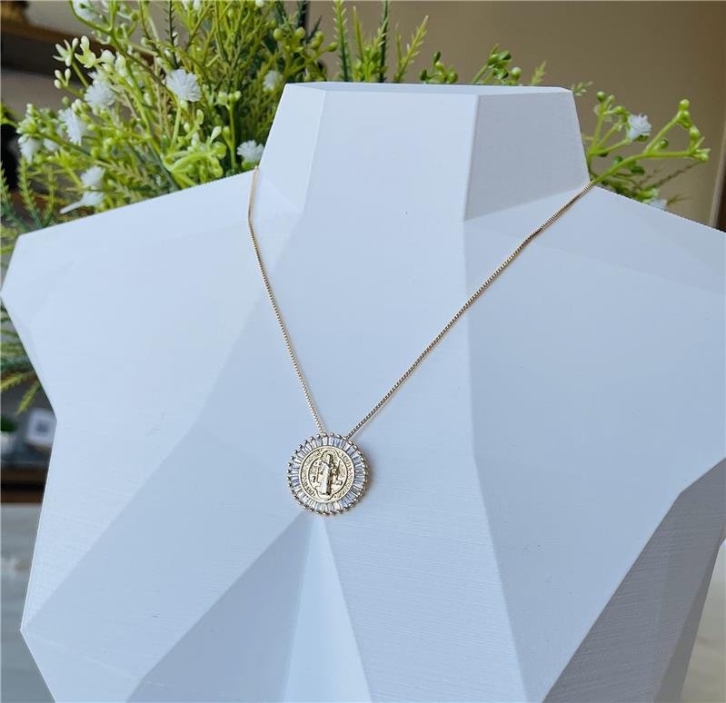 COLAR MEDALHA SAO BENTO E BAGUETE CRISTAL OURO18K